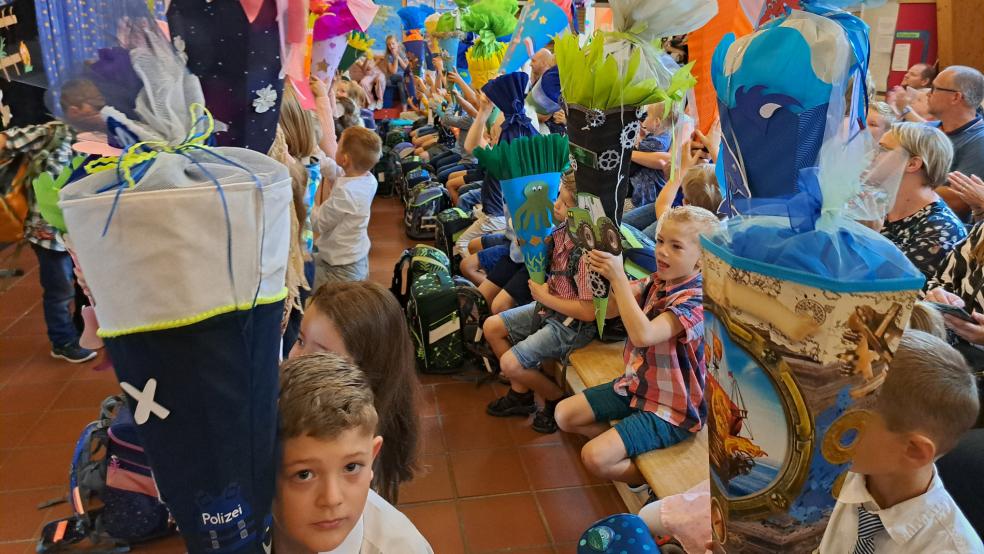 Stolz reckten die Kinder in Holthusen ihre Schultüten in die Luft. © Szyska
