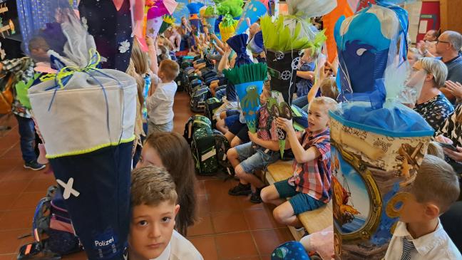 Mit prall gefüllten Tüten in die Schulzeit