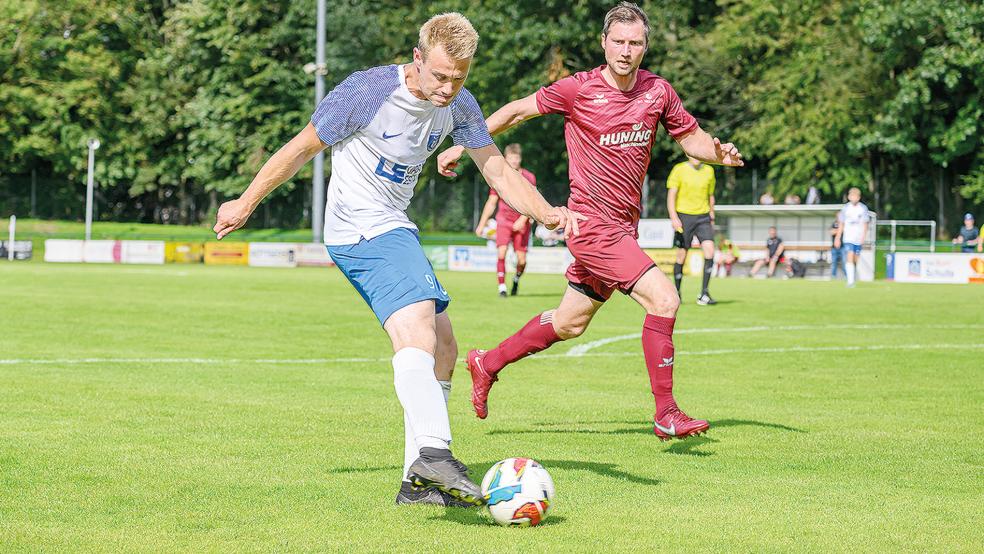Bewies heute erstmals seine Torgefahr in der Landesliga: Malte Maas (am Ball) von Blau-Weiß Papenburg.  © Foto: Bruins