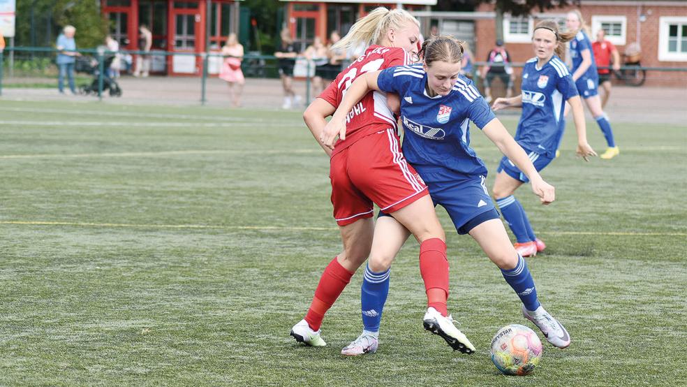 Fenna Borde (rechts) kämpft hier gegen Aurichs Aylin Rewohl um den Ball.  © Foto: Koppelkamm