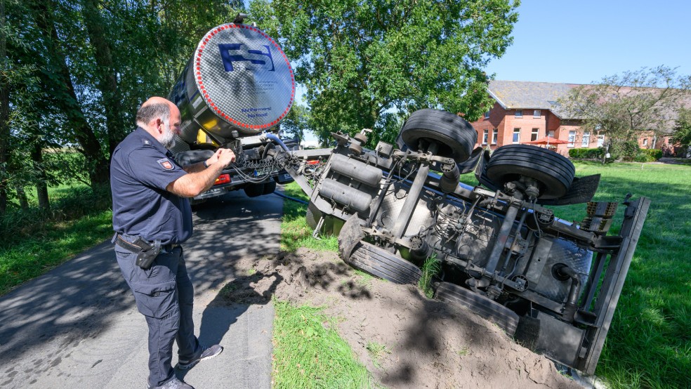 Ein Milchtransporter ist heute Vormittag in Marienchor verunglückt. © Bruins