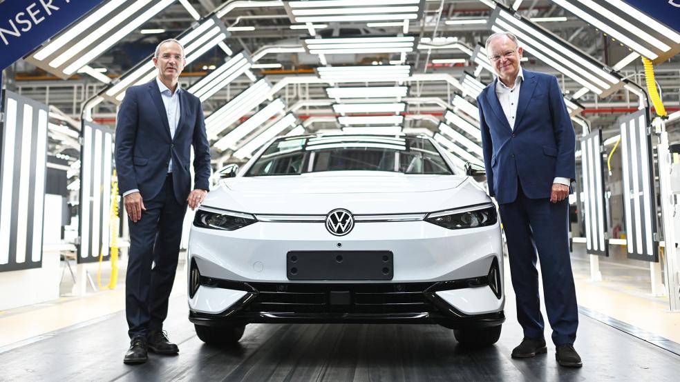 Stephan Weil (rechts), Ministerpräsident von Niedersachsen, und Uwe Schwartz, Werkleiter Emden der Volkswagen AG, stehen während einer Werksführung neben einem vollelektrischen Fahrzeug vom Typ Volkswagen ID.7.  © Foto: Lars Penning/dpa