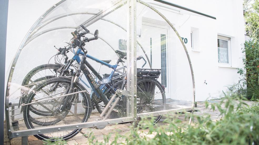 Wer keinen überdachten Stellplatz wie auf unserem Foto, sondern eine Fahrradgarage bauen will, sollte lieber vorher beim Bauamt der Kreisverwaltung nachfragen, um nicht in Konflikt mit dem Baurecht zu geraten, rät der Landkreis Leer.  © Foto: dpa