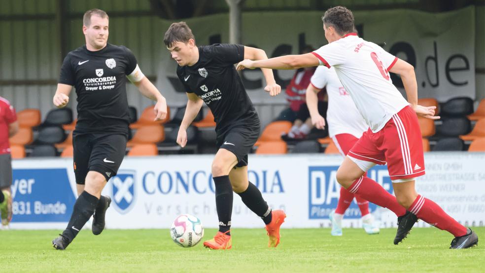 Maximiliaan van Oostenrijk (am Ball) und der SV Wymeer-Boen haben jede Menge Torchancen liegen lassen.  © Foto: Bruins