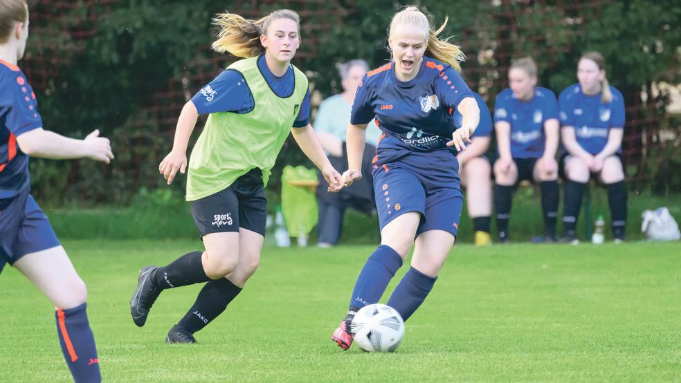 Alina Smeenge (rechts) legte ihren Mitspielerinnen gegen den SV Neufirrel zwei Tore auf.  © Foto: Bruins