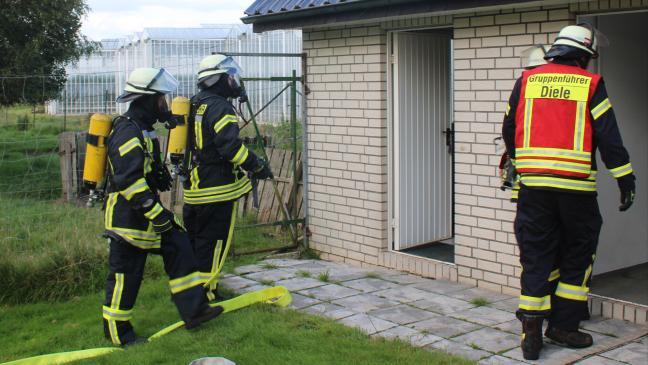Holzpaletten brennen direkt an einer Garage