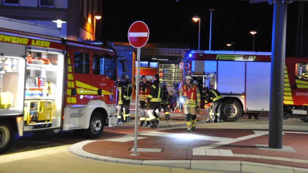 Mehrere Feuerwehrwagen und ein Rettungswagen waren gestern Abend am Bahnhof Leer im Einsatz. © Wolters