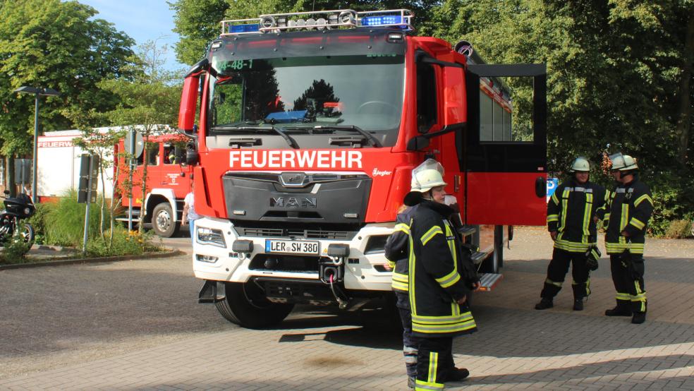 Schon kurze Zeit nach der Alarmierung trafen die ersten Feuerwehrkräfte am Krankenhaus Rheiderland ein.  © J. Rand/Feuerwehr