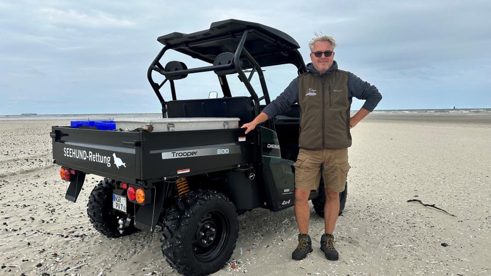 Der ehrenamtliche Seehundretter Eilt Arnold steht an einem Quad am Strand der ostfriesischen Insel Wangerooge. © Tim Fetting