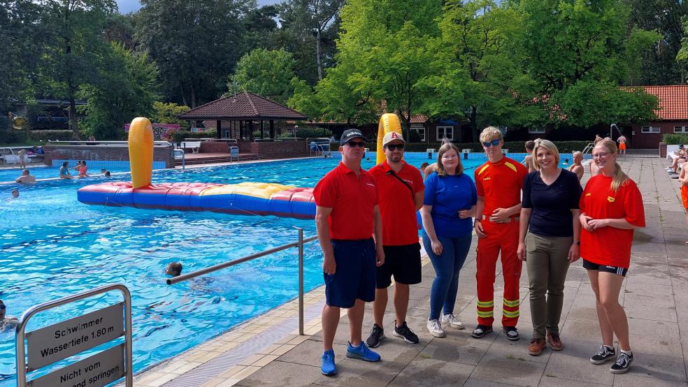 Unterstützung gab es am letzten Tag der Sommerferien für die städtische Badeaufsicht von der DLRG–Ortsgruppe Papenburg. Im Bild das Aufsichts-Team zusammen mit Bürgermeisterin Vanessa Gattung (Zweite von rechts).  © Stadt Papenburg