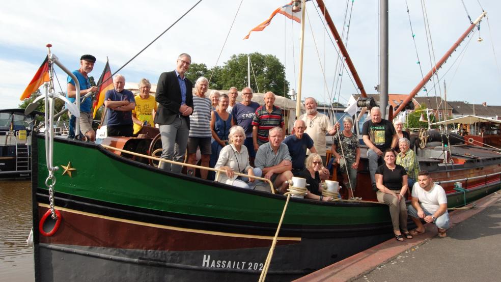 Nach dem Skipperfrühstück kamen Gäste und Gastgeber an Bord der »Oude Jan« zu einem Erinnerungsfoto zusammen. Bürgermeister Heiko Abbas (Vierter von links) hatte die Schiffseigner vorher offiziell in Weener begrüßt. © Hoegen