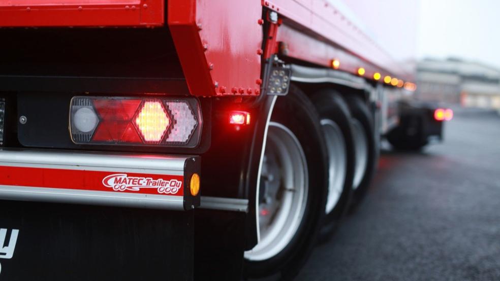 Ein Sattelzug (Beispielbild) verlor auf der A 31 bei Bunde eine Anti-Rutsch-Matte, weil sie nicht richtig gesichert war. © pixabay