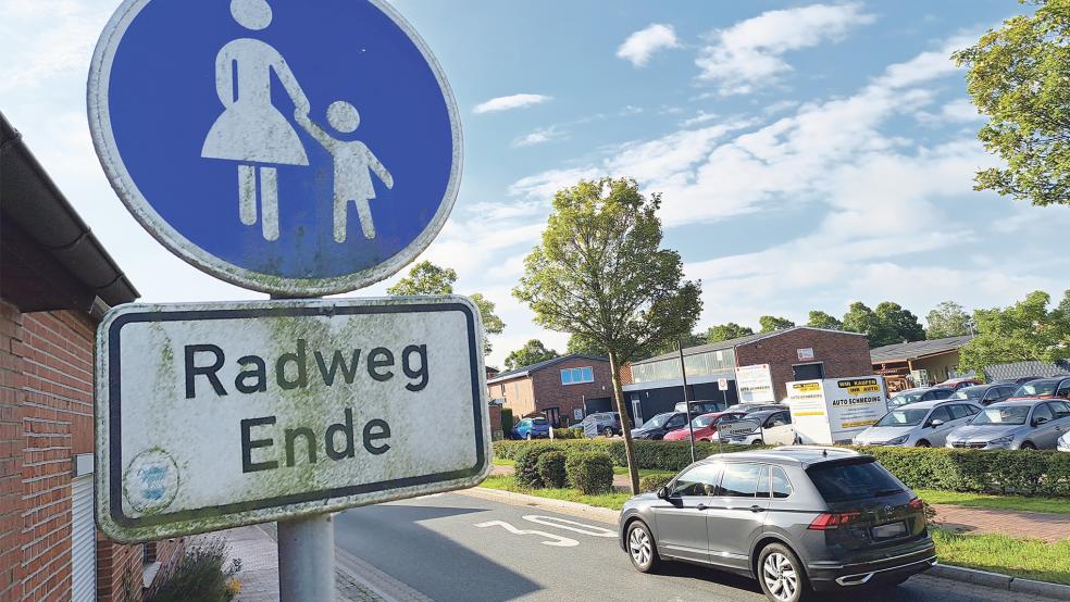Nicht überall im Landkreis Leer gibt es lückenlose Radwege. In den Ortsdurchfahrten von Bingum (Bild) und Jemgum empfehlen die Planer einen »Mischverkehr« von Fahrrädern und Kraftfahrzeugen auf der Fahrbahn der L15.  © Foto: Szyska