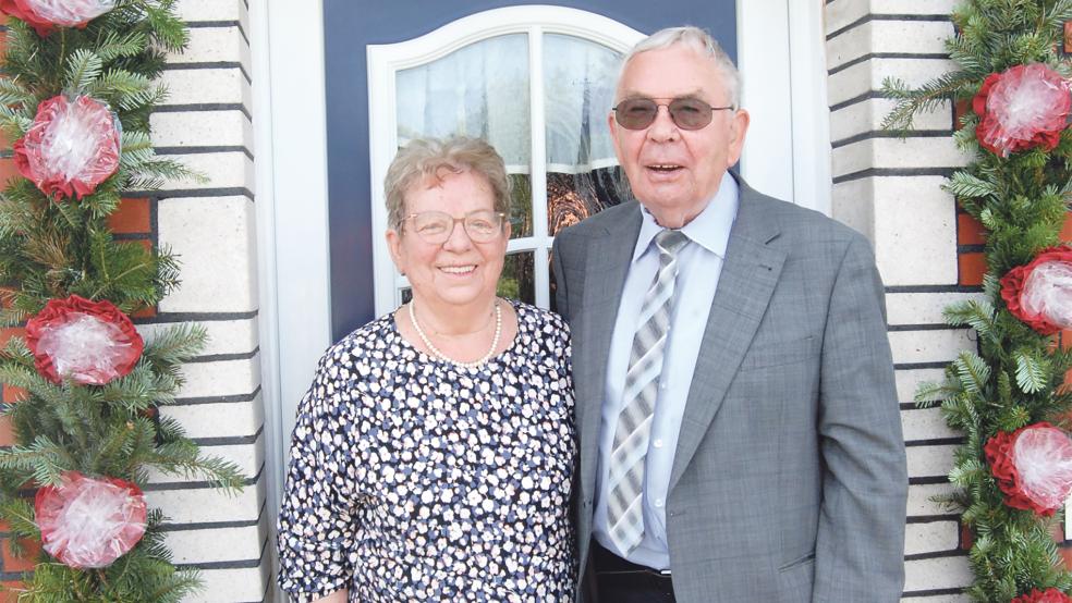 Unter dem Ehrenbogen: Meta und Lenard Battermann feiern in Bunderhammrich ihre Diamantene Hochzeit.  © Foto: Hoegen
