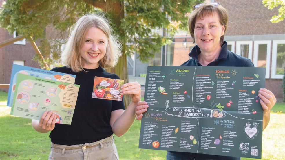  Grietje Kammler (links) und Ilse Gerdes vom Plattdüütskbüro der Ostfriesischen Landschaft mit Materialien der Aktion »Fredag is Plattdag«.  © Foto: Landschaft