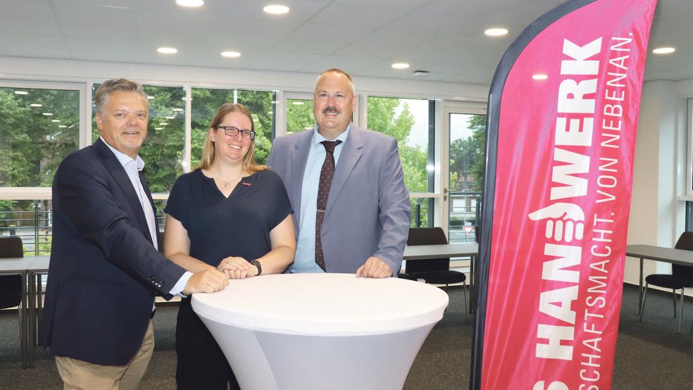 Die Organisatorin der Nachfolge-Sprechtage, Svea Janssen (Mitte), freute sich mit ihren Kooperationspartnern Frank Happe vom Wirtschaftsförderkreis (links) und Holger Eschen von der Kreishandwerkerschaft (rechts) über die gute Resonanz.  © Foto: HWK