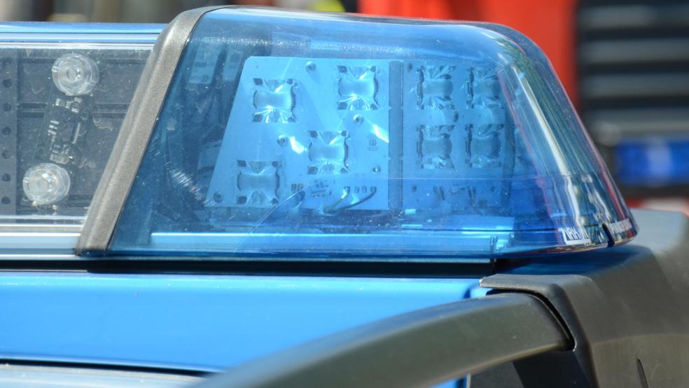 Die Polizei leitete ein Strafverfahren gegen einen 80-jährigen Autofahrer an, der Unfallflucht begangen hatte, nachdem er einer Fahrradfahrerin in Leer die Vorfahrt genommen hatte. © Hanken