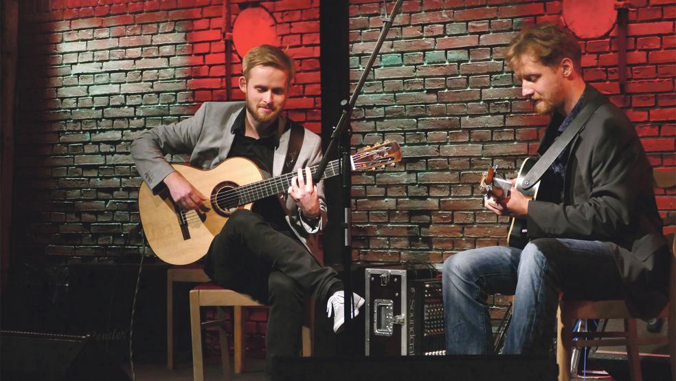 »Alleine hätte das keiner von uns hingekriegt«: Sönke Meinen (links) und Philipp Wiechert kennen sich schon seit ihren Teenager-Tagen. Am 1. September stellen sie ihr erstes gemeinsames Album beim Gitarrenfestival in Freepsum vor.  © Foto: Jürgens