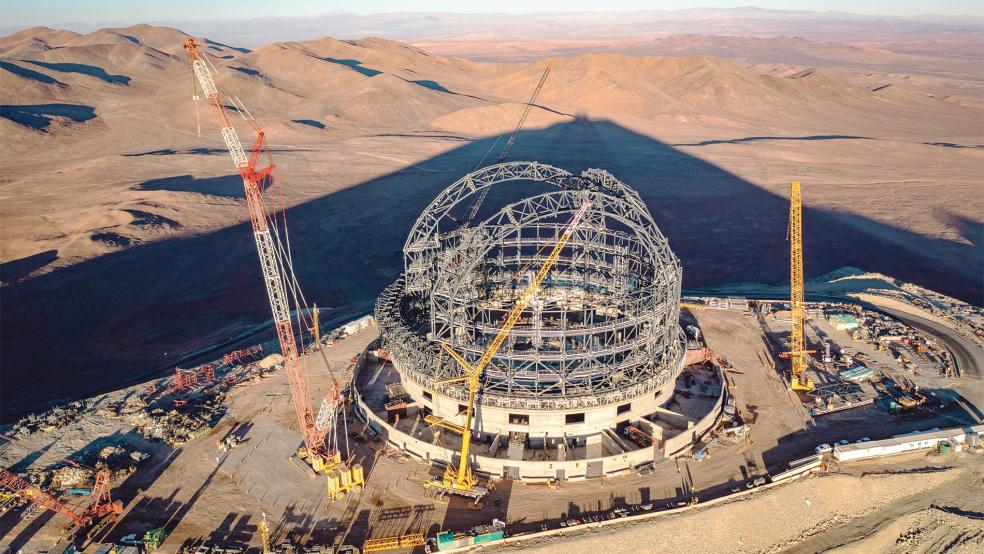 Das jüngst mit einer Drohne aufgenommene Bild zeigt den Bau des »Extremely Large Telescope« der ESO auf dem Cerro Armazones in der chilenischen Atacama-Wüste.  © Foto: ESO