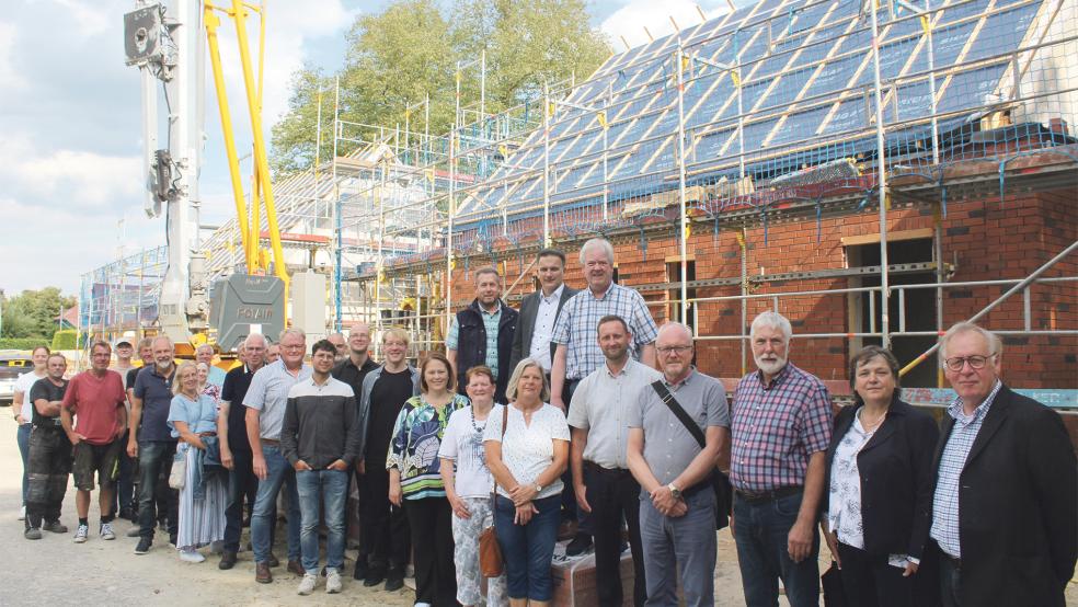 Rund 30 Vertreter der evangelisch-reformierten Kirchengemeinde sowie der Gemeinde Bunde feierten das Richtfest beim Trauerzentrum.  © Foto: Busemann