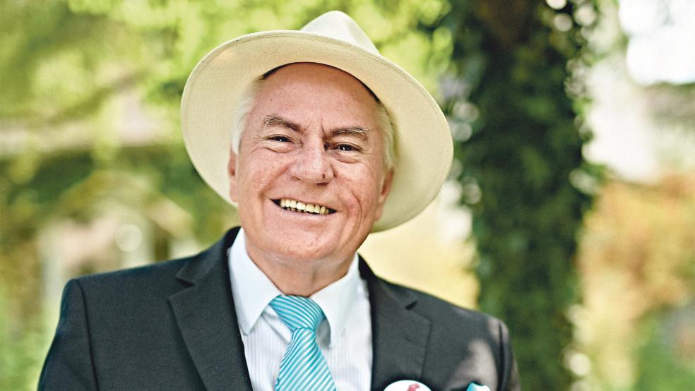 Josef Müller hält in Weener einen Vortrag.  © Foto: privat