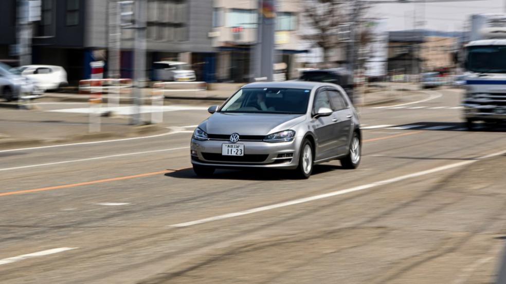 Einen VW Golf, hier ein Symbolfoto, der an der Kirchhofstraße in Weener geparkt war, hat ein unbekannter anderer Autofahrer beschädigt. © Pixabay