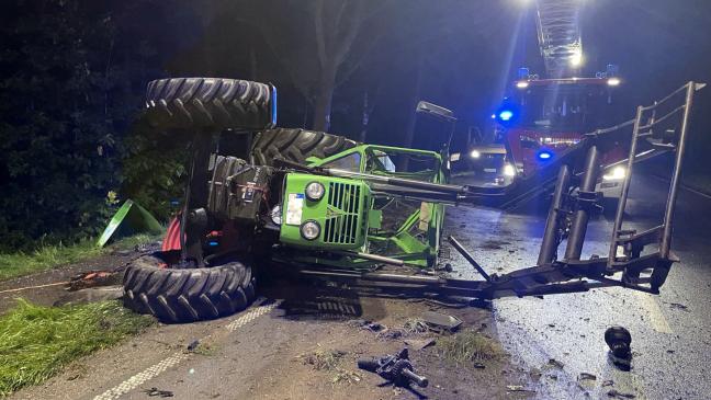 Autofahrer rammt Traktor und wird im Auto eingeklemmt