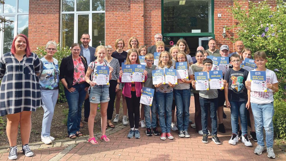 Die Teilnehmer des Julius Clubs durften sich am Mittwoch über ein überreichtes Diplom von Stadtbücherei-Leiterin Sara Möhlmann (links im Bild) freuen. Mit von der Partie waren außerdem der Landtagsabgeordnete Nico Bloem, Bürgermeister Heiko Abbas, Mitglieder des Schul-, Jugend- und Kulturausschusses, und Karsten Janssen von der VGH (rechts).  © Foto: Kolthoff