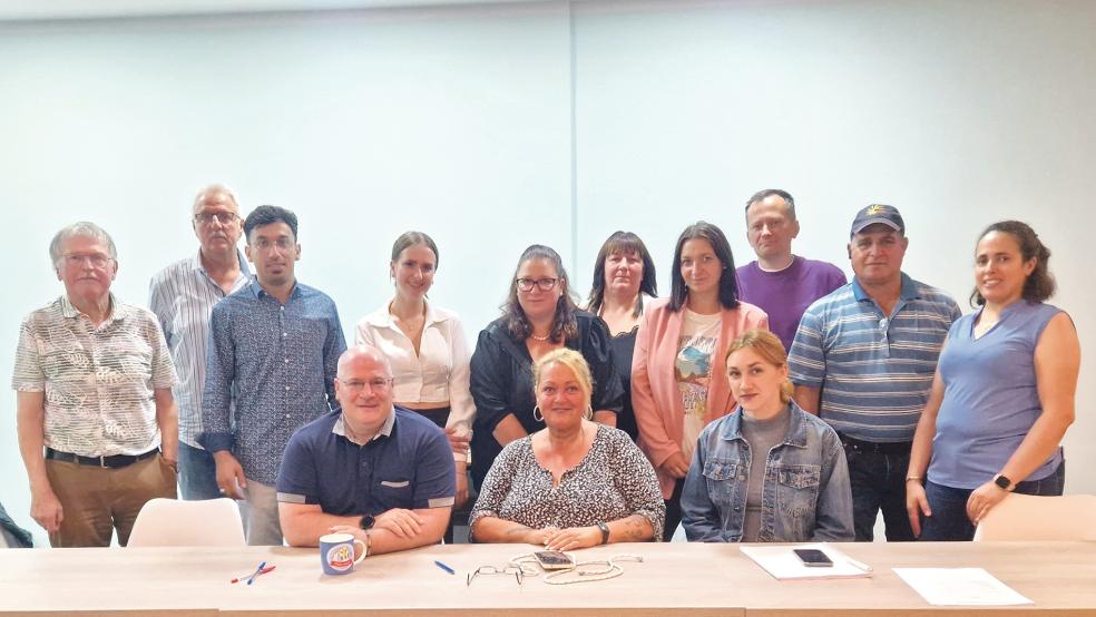 Bei der Gründungsversammlung (hinten von links): Wilfried Hoffbuhr, Friederich Sap, Mustafa Hashemi, Alina Obermann, Anika Watzlaw, Michaela Watzlaw, Sarah Watzlaw, Ihr Melnikow, Annan Koteich und Naima Michel (Schul- und Kulturzentrum Weener) sowie (vorne von links) Andreas Michel (1. Vorsitzender), Isolde De Maria (2. Vorsitzende) und Nataliia Verenchanska.  © Foto: privat