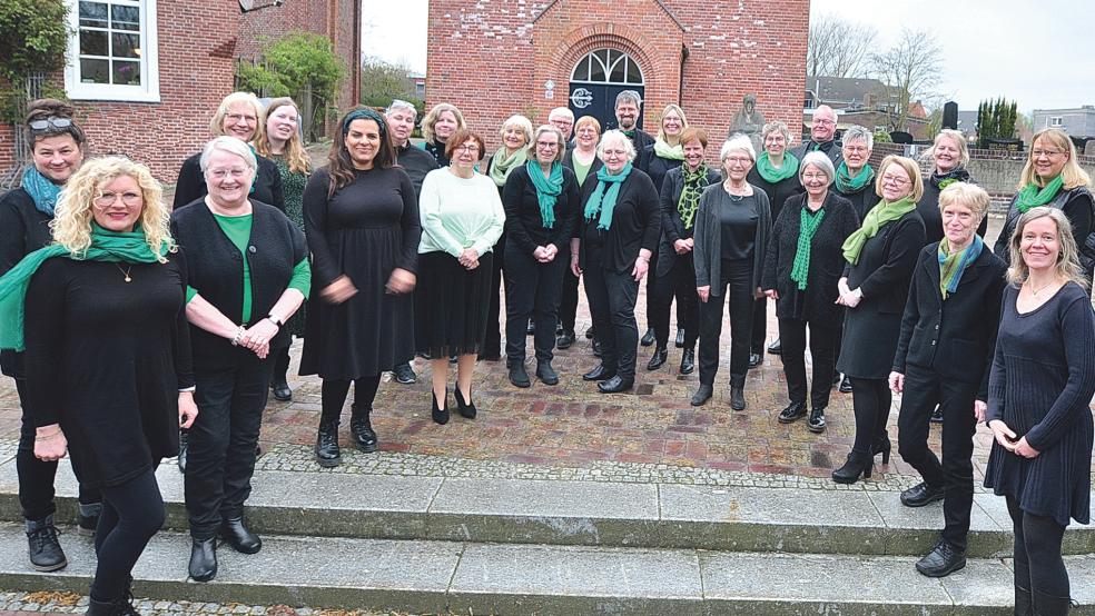 Blicken auf 20 Jahre Spaß am Singen zurück: Die Mitglieder des Gospelchors »Celebration« vor der Bingumer Kirche.  © Foto: Wolters