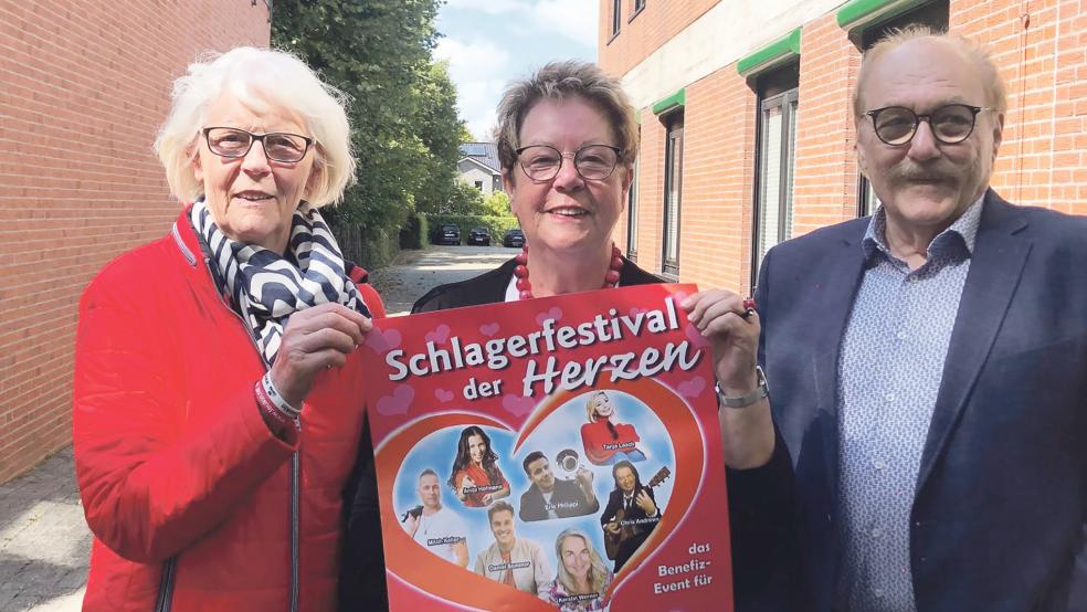 Die stellvertretende Vorsitzende Christa Lindenberg (links) sowie die erste Vorsitzende Anna Fennen vom Verein Leukin stellen gemeinsam mit Bernd Beutel das diesjährige Programm des »Schlagerfestivals der Herzen vor«.  © Foto: Roßbach
