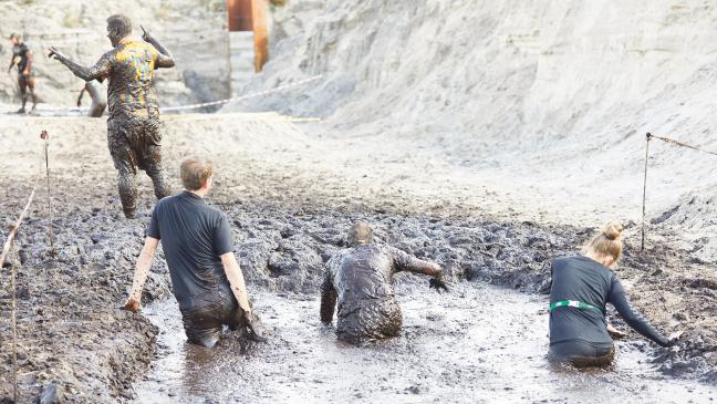 Laufen durch Matsch, Wasser und Sand