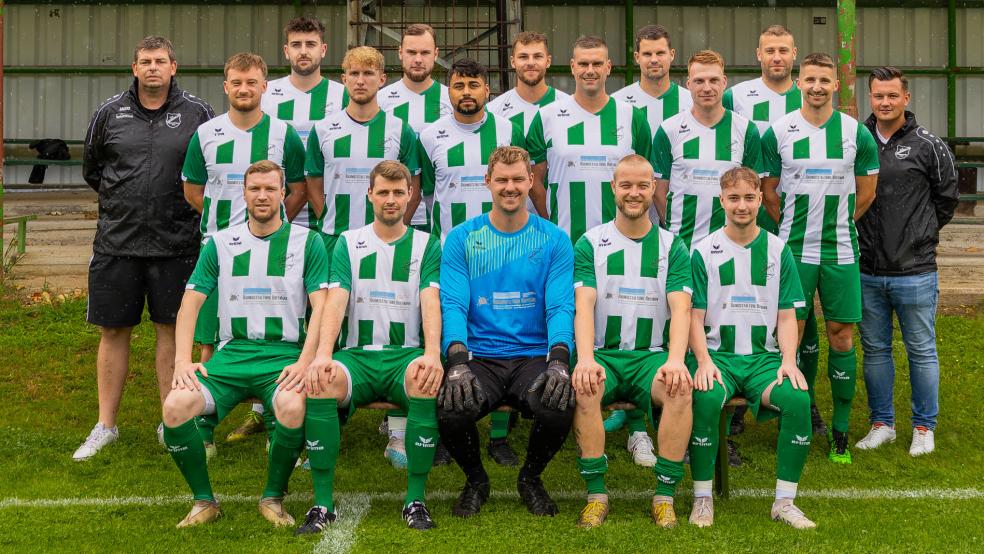 Die 1. Herren des SV Teutonia Stapelmoor in der Saison 23/24. Obere Reihe von links: Trainer Mark Schüller, Jannes Olthoff, Nico Bollendonk, Torben Lübbers, Freerk Röskens, Derk Göwert und Co-Trainer Sven Labitzke. Mittlere Reihe von links: Patrick Hinderks, Lukas Yzer, Alisson Menezes, Tammo Schmidt, Derk Immenga und Matthias Dreese. Untere Reihe von links: Thomas Klinkenborg, Markus Müller, Steffen Müller, Sven Siemens und Tim Bosma. Es fehlen: Co-Trainer Dennis Wessels, Fabian Meyer, Ole Hoppen, Benjamin Olthoff, Marco Leuschner, Marvin Dunayski und Steffen Post. © Jungeblut