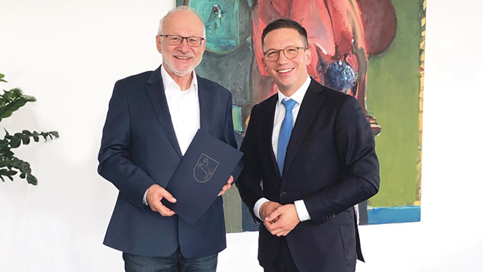 Minister Falko Mohrs (links) überreichte Prof. Dr. Kreutz die Ernennungsurkunde.  © Foto: MWK