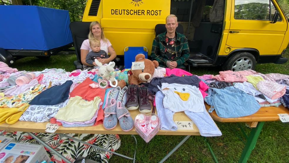 Jennifer Mandema und Kai Bruns mit Töchterchen Mia verkaufen in Stapelmoor Babyklamotten und Spielsachen. © Kuper