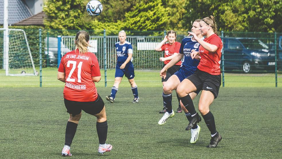 In der Defensive konnten Deike Waddenberg (Nummer 21) und Lena Amelsberg (rotes Trikot, rechts) mit ihren Mitspielerinnen weitgehend alles verteidigen. Nur einmal kamen die Hagerinnen durch und entschieden somit die Partie.  © Foto: privat