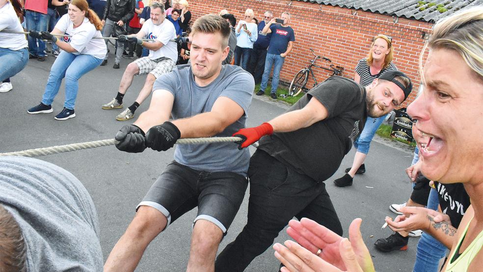 Beim Tauziehen war voller Einsatz gefragt. © Foto: Kuper