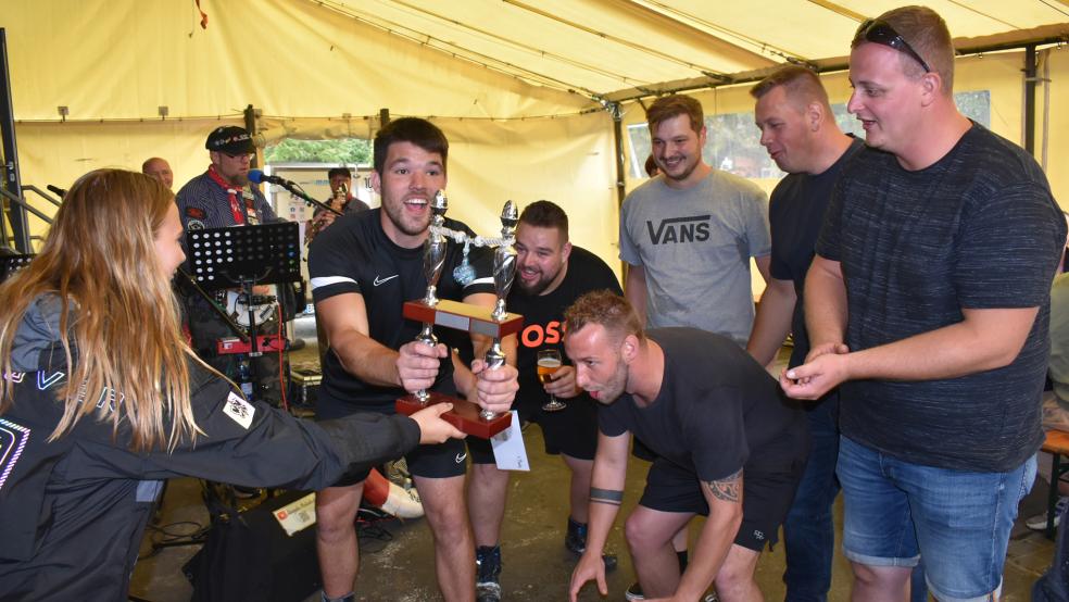 So sehen Sieger aus: Der »1. FC Treckhumm« gewann nach mehreren Ausscheidungsrunden den Wanderpokal der »Maritimen Woche«.  © Fotos: Kuper