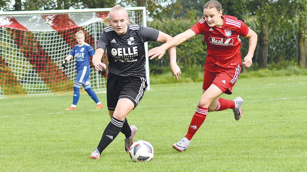 Fenna Borde (rechts) und ihre Sturmpartnerinnen Lea Siemens und Hille Baumfalk zeigten gegen Heidekraut Andervenne eine ansprechende Leistung.  © Foto: Jungeblut