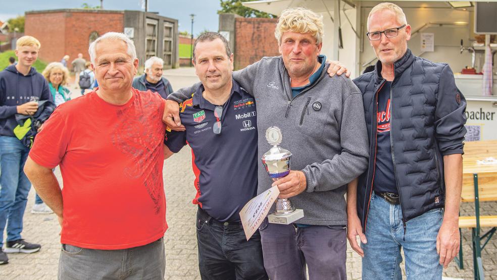 Die Siegercrew der Pinta, die sich bei der 46. Ditzumer Traditionsregatta durchsetzte: Gerjet Bültjer sen. (von links), Gerd Gaile, Heini Mertens und Uwe Sinning.  © Foto: Jungeblut