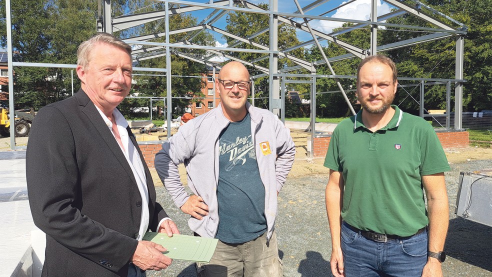 Jan Schulte, Geschäftsführer des Wasserversorgungsverbandes Rheiderland, im Gespräch mit Bauunternehmer Bernd Janssen und Architekt Karsten Woltermann (von links) über den Bau der neuen Lagerhalle beim Wasserwerk in Weener.  © Foto: Szyska