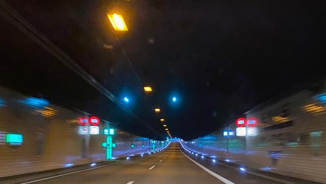 Eine Spur im Tunnel sowie Auf- und Abfahrt gesperrt