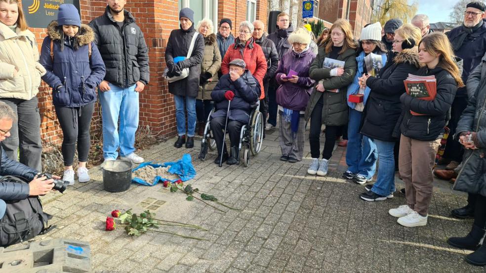 Auch vor der Ehemaligen Jüdischen Schule in Leer wurden Stolpersteine verlegt.  © Foto: privat