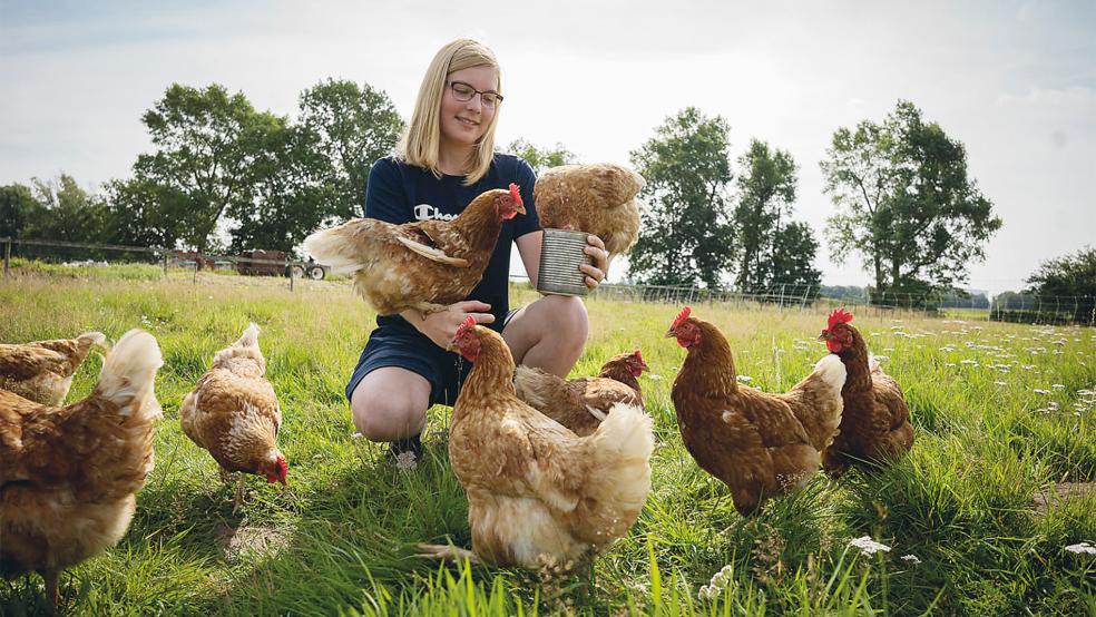 Federvieh und Filmerei: Die Rheiderländerin ist gelernte Landwirtin.  © Fotos: Privat