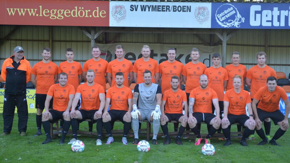 Die 1. Herren des SV Wymeer-Boen in der Saison 23/24. Obere Reihe von links: Trainer Manfred Klock, Frank Schulte, Hauke Kettler, Florian Klock, Ihno Frieling, Dieter Schulte, Timo Blaauw, Marco Dreesmann, Maximiliaan van Oostenrijk, Marvin Maas und Nico Kronberg. Untere Reihe von links: Henning Dreyer, Michael Yzer, Benjamin Kock, Ingo Lüppens, Malte Sap, Jan Bakker, Frank Lüppens und Dennis Klock. Es fehlen: Elias Smid, Dario Huisinga und Steffen Tergast. © Born