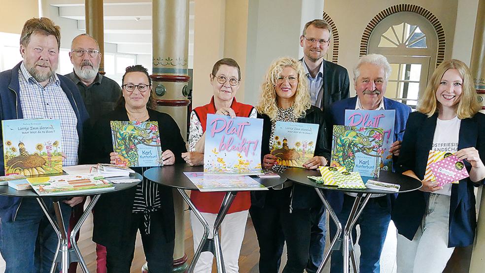 Engagiert für die plattdeutsche Sprache (von rechts): Grietje Kammler, Rico Mecklenburg und Dr. Matthias Stenger (Ostfriesische Landschaft), Elke Fresemann (Plattdeutschbeauftragte der Gemeinde Bunde) sowie Else Harms und Ute Meinert (Sparkassenstiftung), Edzard Harms (Stiftung für heimatkulturelle Jugendbildung) und Hans Freese (Oostfreeske Taal).  © Foto: Jürgens