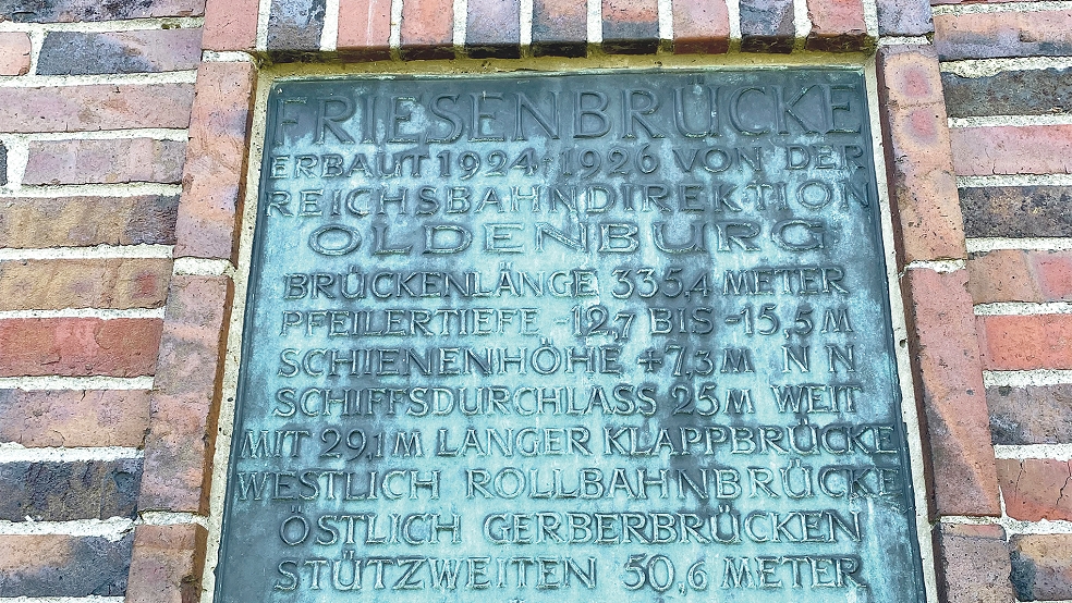 Eine der letzten Aufnahmen vor dem Diebstahl: Eine der Bronze-Tafeln, die am Wärterhäuschen der Friesenbrücke hingen.  © Archivfoto: Hanken