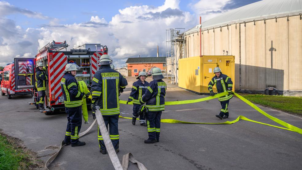 Rund 35 Einsatzkräfte der Ortsfeuerwehren Vellage, Stapelmoor und Diele waren an der Einsatzübung in Vellage beteiligt. Auch der Einsatzleitwagen der Feuerwehr Weener war im Einsatz. © Bruins