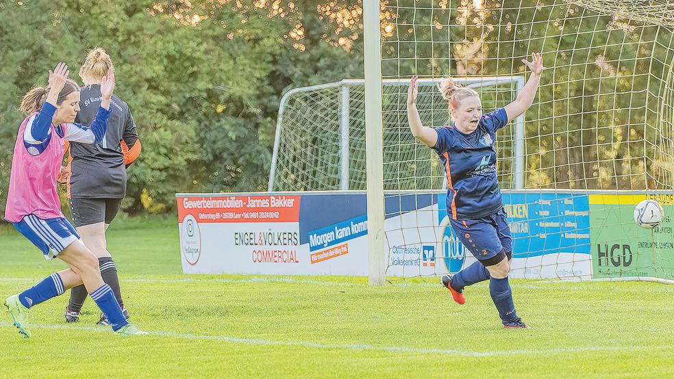 Ina Brink (rechts) war in der ersten Halbzeit gleich dreimal nicht von den Filsumerinnen zu stoppen. Sie steuerte einen lupenreinen Hattrick zum 4:0-Erfolg bei.  © Foto: Jungeblut