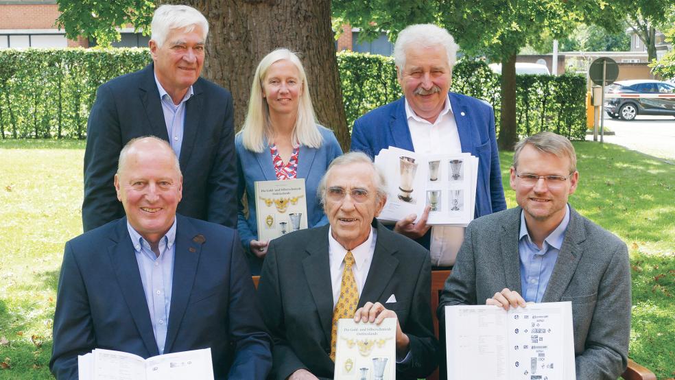 Sie haben das »Mammutwerk« möglich gemacht: Autor Horst Arians (Bildmitte sitzend) mit den Sponsoren-Vertretern Bernd Böke (links sitzend, Hans-Heyo Prahm Stiftung), Dr. Claas Brons (Doornkaat-Stiftung) sowie Rico Mecklenburg (rechts stehend), Dr. Matthias Stenger (rechts sitzend) und Dr. Nina Hennig (Ostfriesische Landschaft).  © Foto: Jürgens